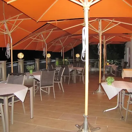 Haus Am Berg فندق 3*