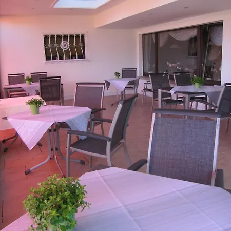 Hotel Haus Am Berg 3*